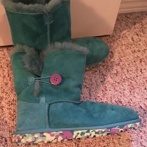 Kids size 4 teal uggs. Tons of wear left!